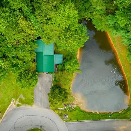 Hugs N Kisses Pool Table Hot Tub Pool Table Community Pool Close To Downtown Gatlinburg Exterior photo