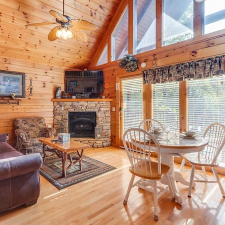 Hugs N Kisses Pool Table Hot Tub Pool Table Community Pool Close To Downtown Gatlinburg Exterior photo