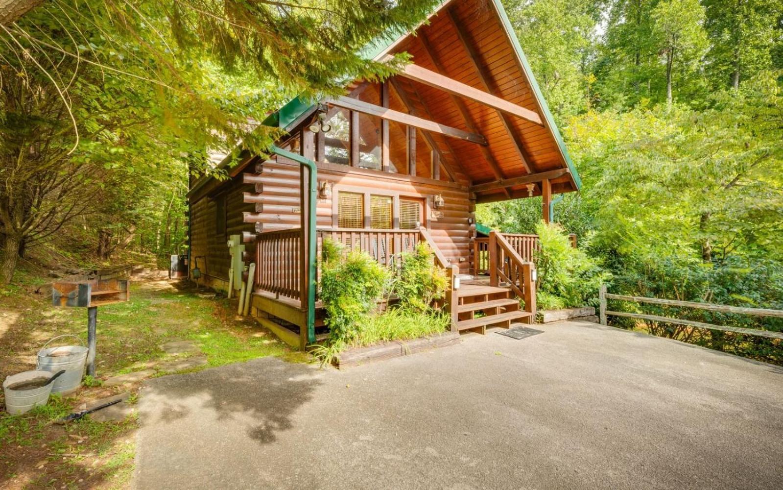 Hugs N Kisses Pool Table Hot Tub Pool Table Community Pool Close To Downtown Gatlinburg Exterior photo