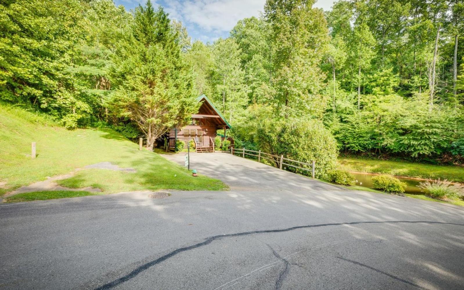 Hugs N Kisses Pool Table Hot Tub Pool Table Community Pool Close To Downtown Gatlinburg Exterior photo