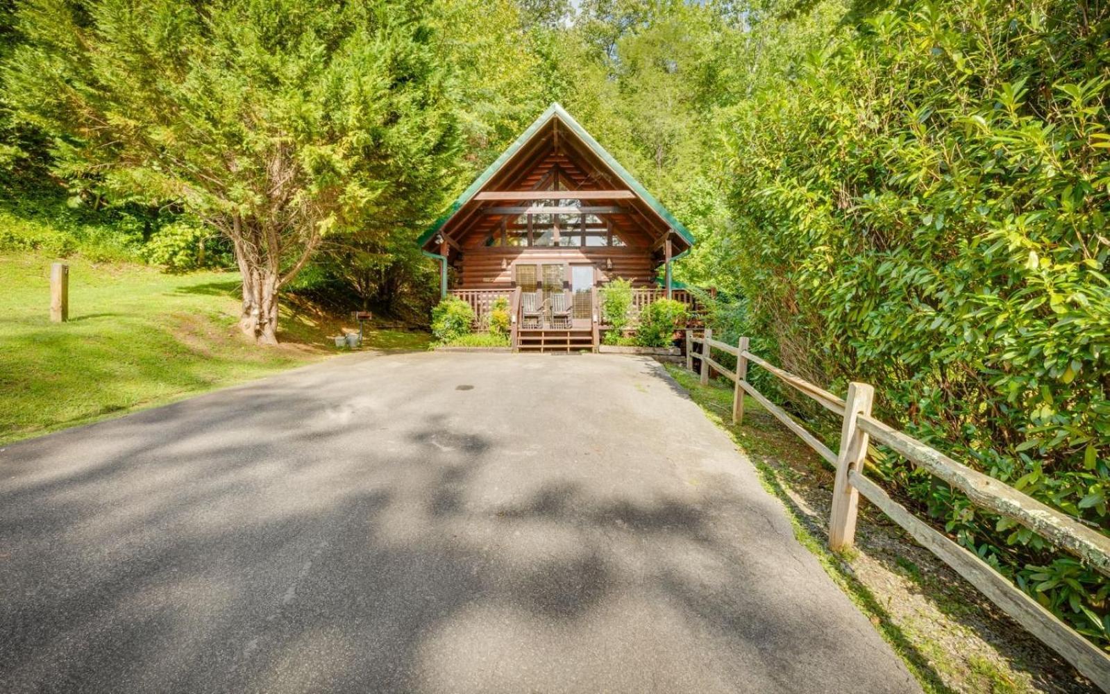 Hugs N Kisses Pool Table Hot Tub Pool Table Community Pool Close To Downtown Gatlinburg Exterior photo