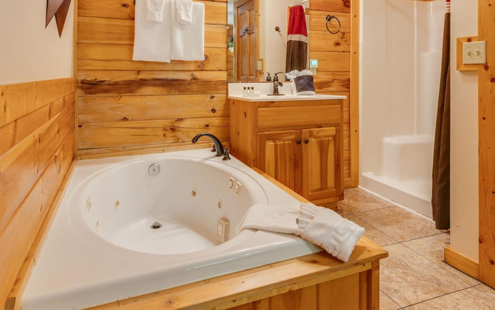 Hugs N Kisses Pool Table Hot Tub Pool Table Community Pool Close To Downtown Gatlinburg Exterior photo