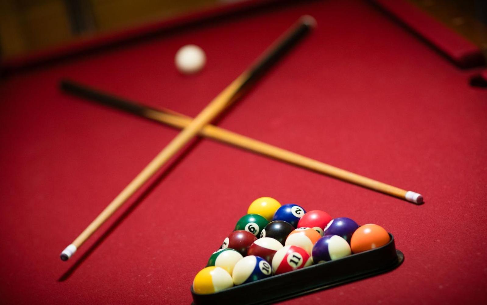 Hugs N Kisses Pool Table Hot Tub Pool Table Community Pool Close To Downtown Gatlinburg Exterior photo