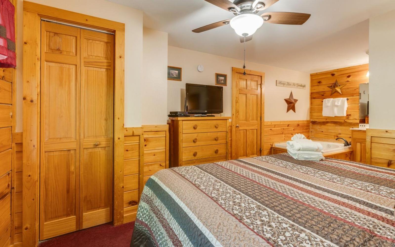 Hugs N Kisses Pool Table Hot Tub Pool Table Community Pool Close To Downtown Gatlinburg Exterior photo