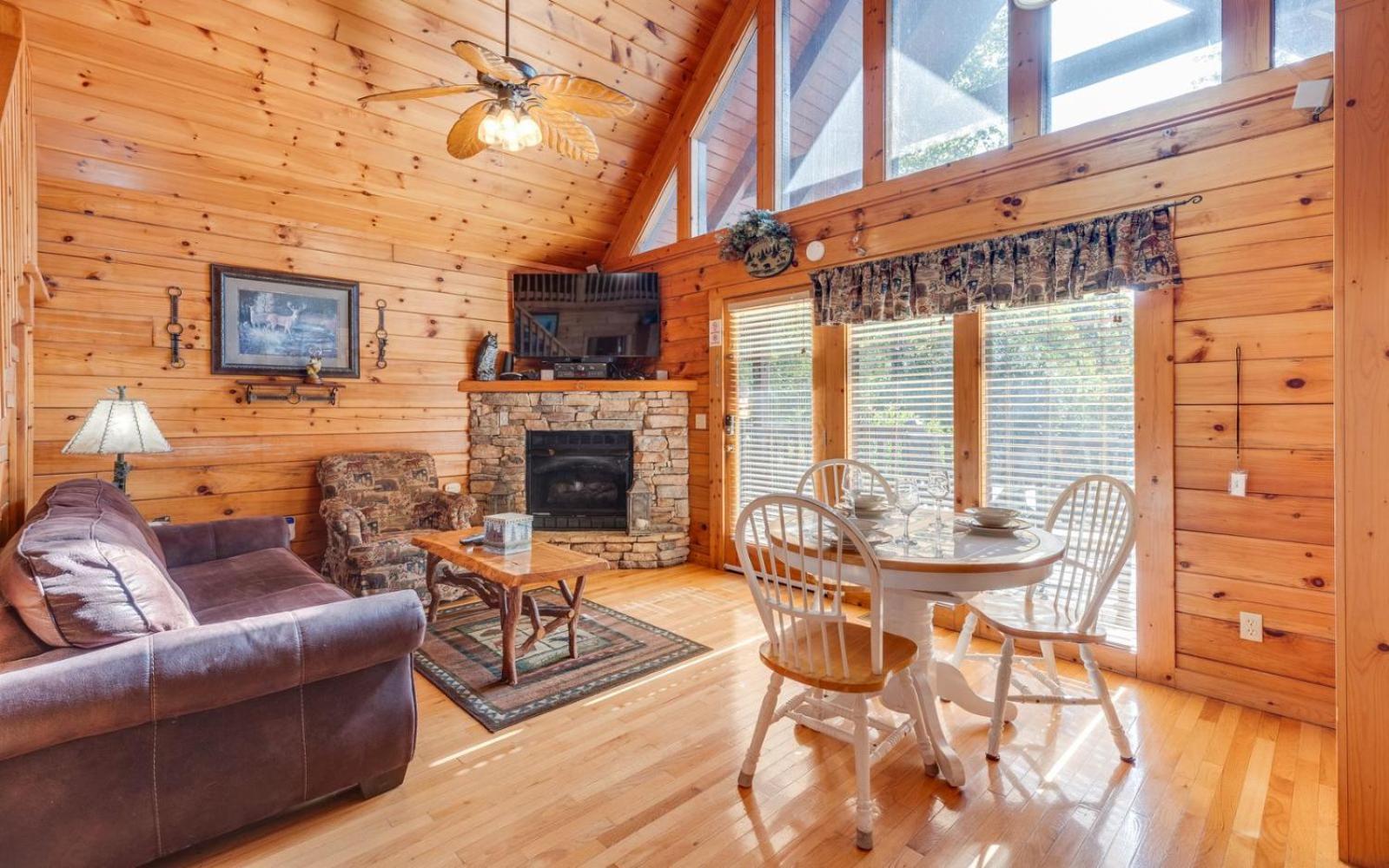 Hugs N Kisses Pool Table Hot Tub Pool Table Community Pool Close To Downtown Gatlinburg Exterior photo