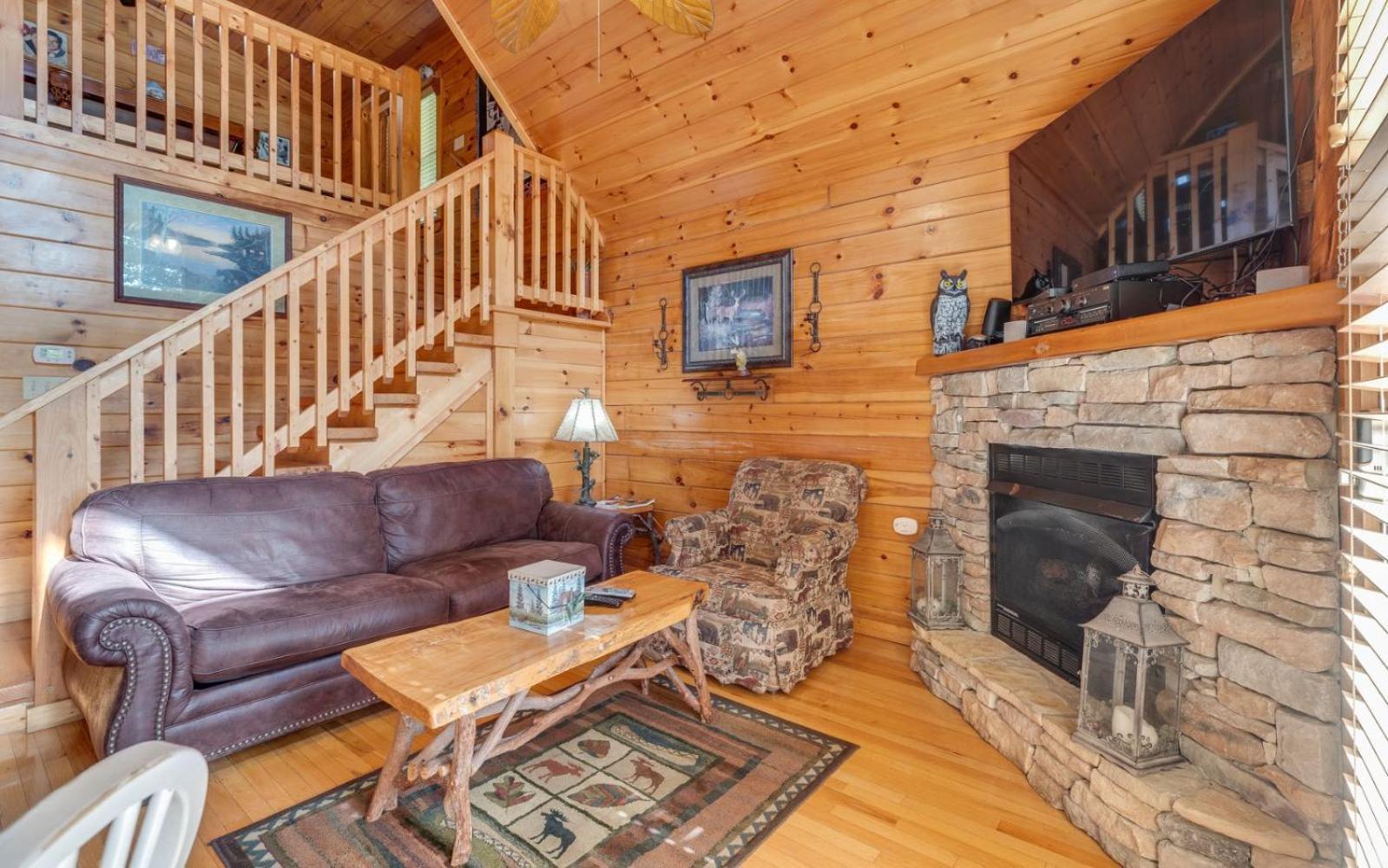 Hugs N Kisses Pool Table Hot Tub Pool Table Community Pool Close To Downtown Gatlinburg Exterior photo
