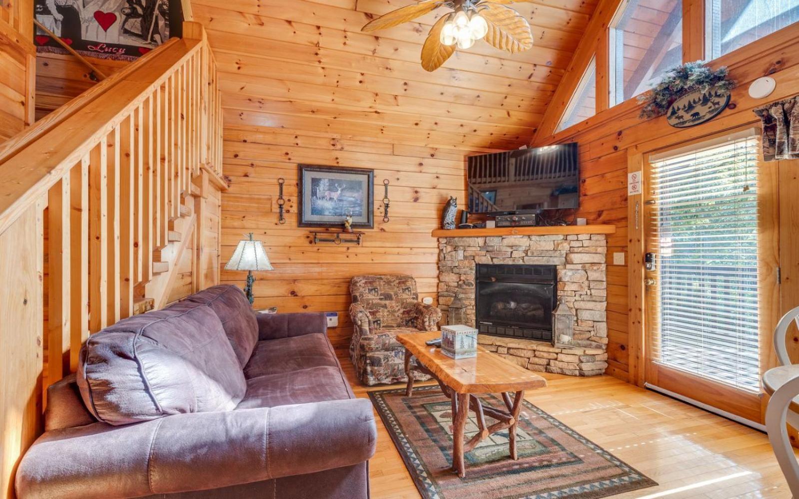 Hugs N Kisses Pool Table Hot Tub Pool Table Community Pool Close To Downtown Gatlinburg Exterior photo